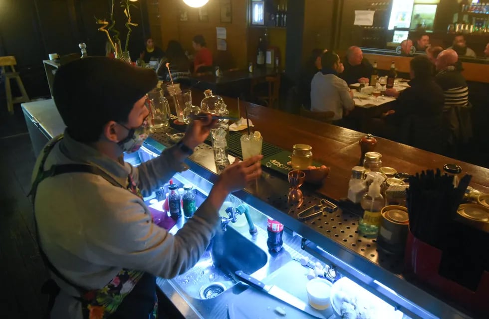 Golpeados. Los bares lograron atenuar el impacto de la crisis pero la reducción del número de clientes permitidos les juega en contra. Foto: José Gutiérrez / Los Andes