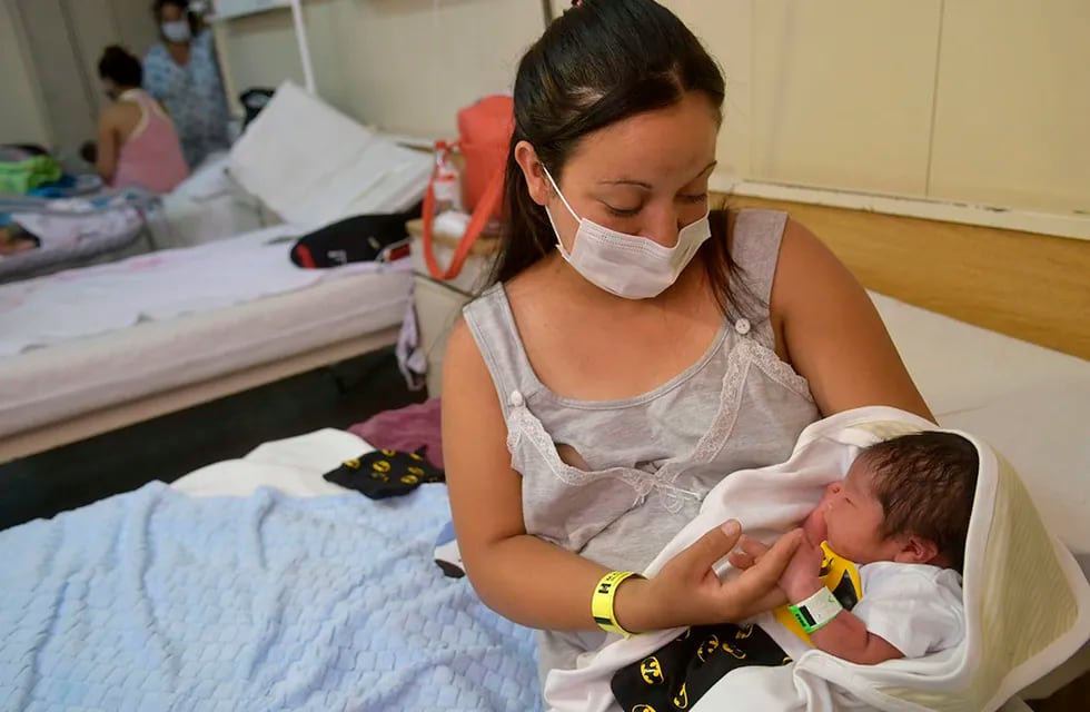 Primer bebé del año 2021 en Mendoza. Guardia del Hospital Laggomaggiore,  el primer niño en nacer se llama Aaron. Su madre Daiana Gonzalez (26). Foto: Orlando Pelichotti / Los Andes