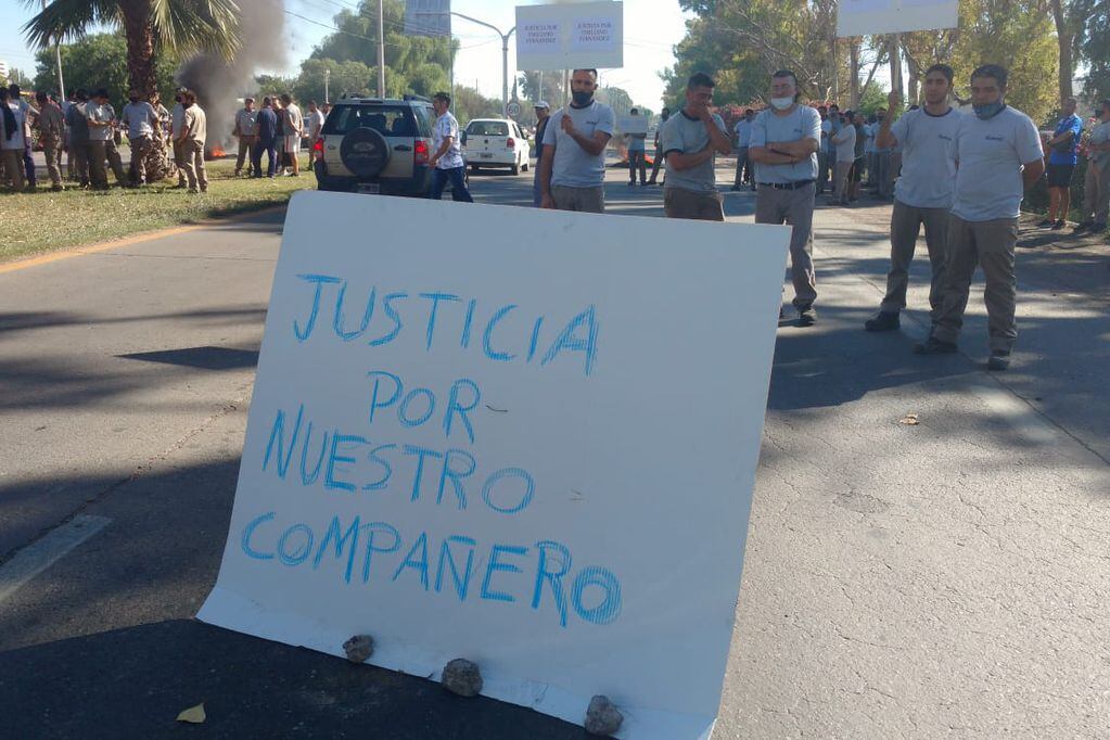Compañeros de la víctima protestaron en el lugar donde se produjo el asesinato. /Orlando Pelichotti - Los Andes