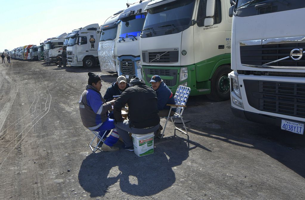 Cientos de camioneros aguardan en las playas de estacionamiento de camiones en la zona de Destilería.

oto: Orlando Pelichotti 
