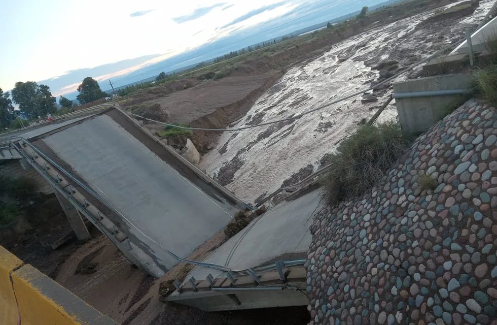 En febrero pasado colapsó un puente de la ruta 40 sobre el arroyo Los Pozos. Un antes, otro puente de la misma ruta, sobre el arroyo Los Chañares. Recién hoy se anunció la licitación para repararlos.