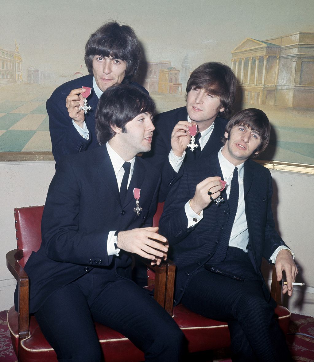 26 de octubre de 1965. John Lennon, Paul McCartney, George Harrison y Ringo Starr muestran la Orden del Imperio Británico en el Palacio de Buckingham. (AP / Archivo)