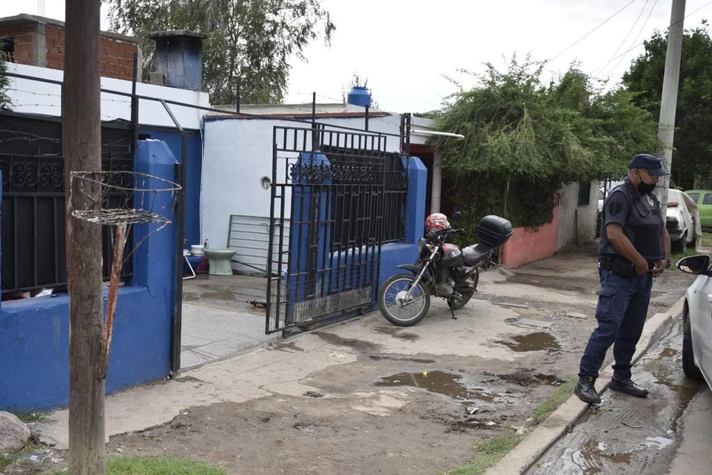 Un joven de 19 años fue detenido este miércoles por la mañana acusado de asesinar de un balazo en la cabeza a su madre de 47 en barrio Villa Urquiza, de la ciudad de Córdoba. (Ramiro Pereyra/ La Voz)
