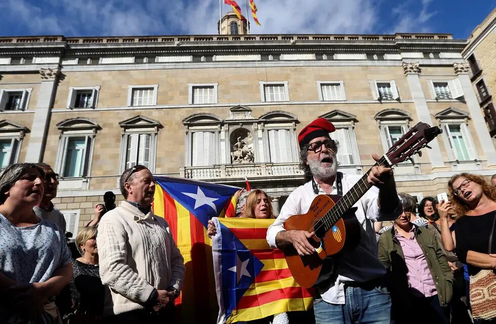 Cataluña empieza la semana en un limbo tras la destitución del Gobierno