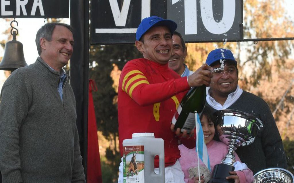 
Emocionadísimo. Cristian López en los últimos 200 metros impresionó a todos con su embestida | José Gutiérrez / Los Andes
   