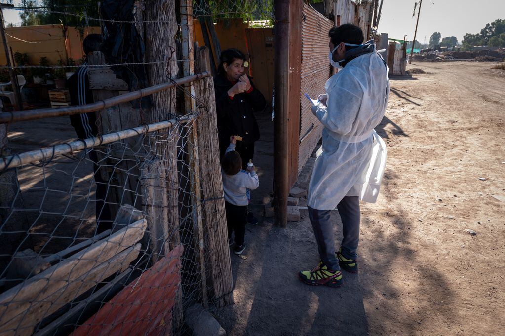 Por el aumento de casos positivos, son cada vez más intensos los operativos sanitarios en los barrios del Gran Mendoza.