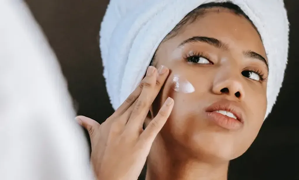 Es crucial lavar bien la cara con un jabón para rostro e hidratarla con crema y sérum para darla más humectación. Si es de día, es importante no olvidar el protector solar.