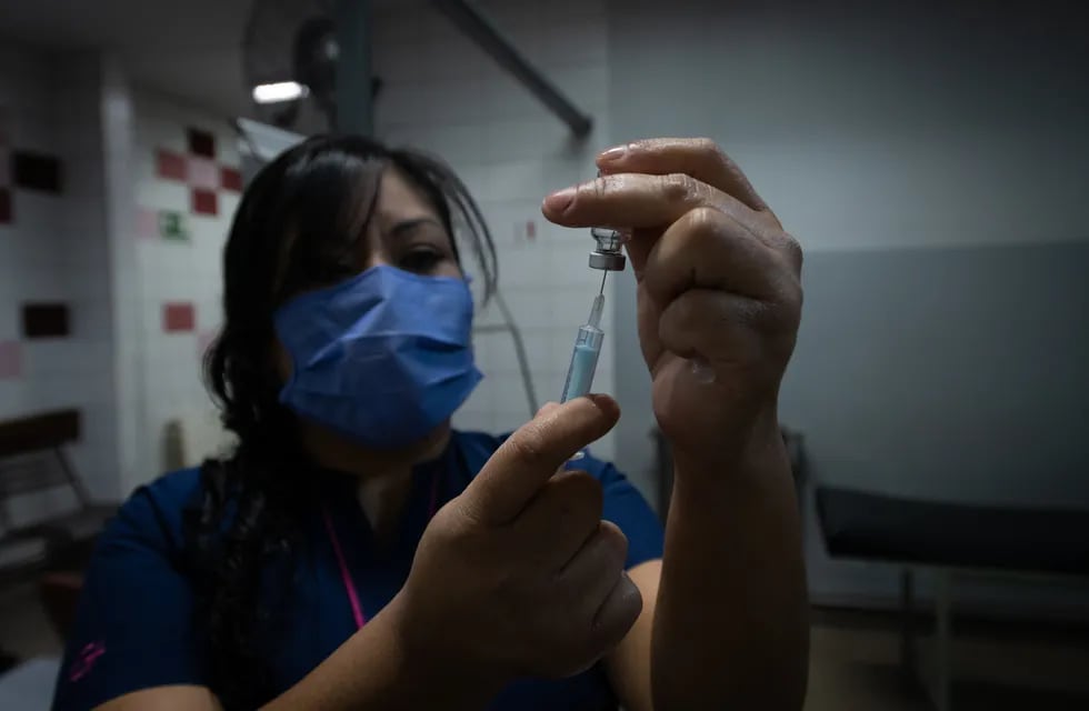 El personal de salud del Hospital Central de la provincia de Mendoza ya se está vacunando con la segunda dosis de la vacuna Sputnik V. Foto: Ignacio Blanco / Los Andes