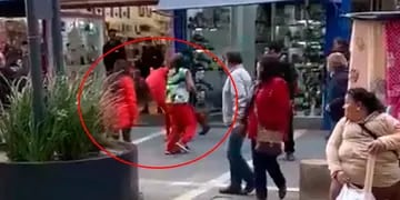 El Chapulín cordobés y el imitador de La Mona Jiménez protagonistas de un video viral en la peatonal