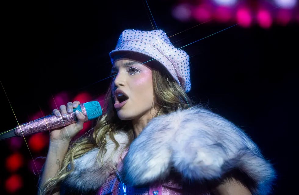 Emilia Mernes impactó con sus looks Y2K durante el primer show de su gira en Buenos Aires. (Foto: @simon_canedo)