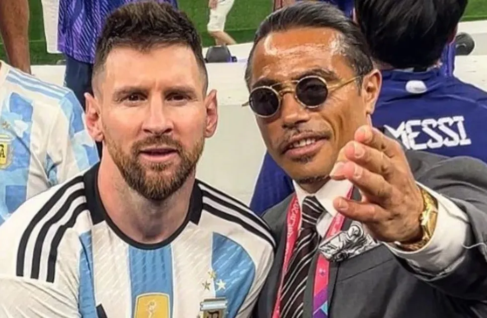 Salt Bae junto a un incómodo Leo Messi