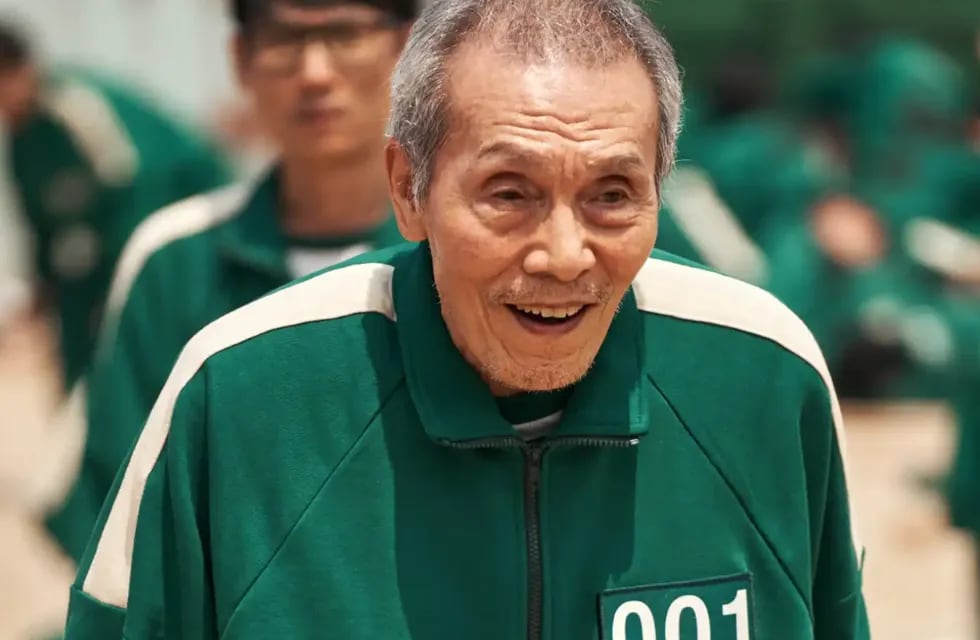 El intérprete, de 79 años, se convirtió en 2022 en el primer surcoreano en ganar un Globo de Oro al mejor actor de reparto en una serie por su interpretación de un anciano en la famosa serie distópica. Foto: Gentileza.