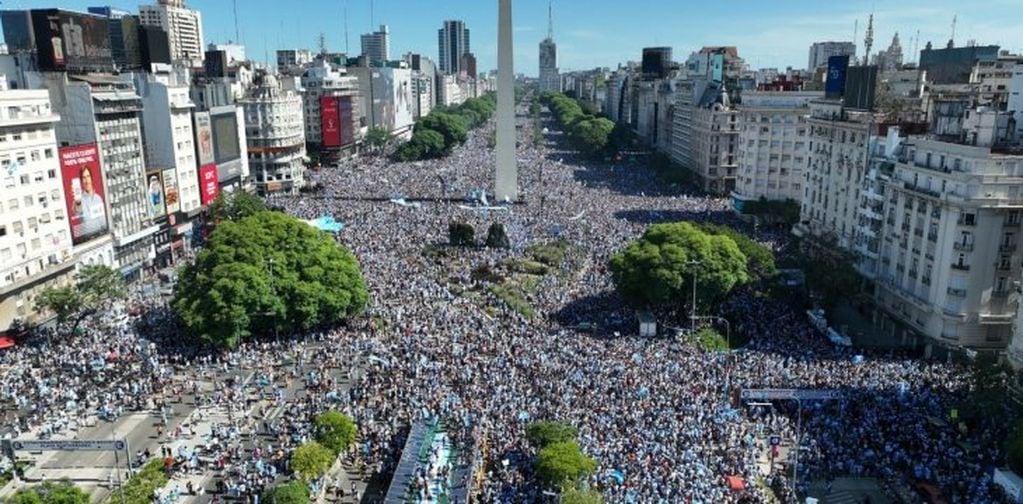 Una gran multitud celebró la Copa Mundial que ganó Argentina. Foto: Twitter/@CanalVerte