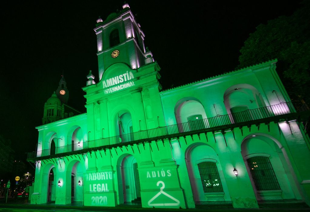 El Cabildo se iluminó de verde para apoyar el proyecto de interrupción legal del embarazo. 