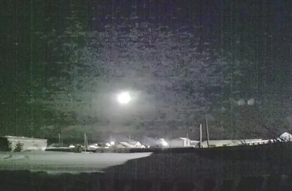 Video: cayó un meteorito en los Urales y encendió la noche 