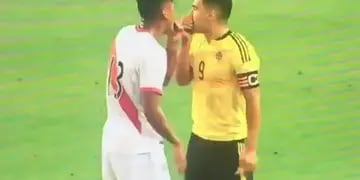 El delantero colombiano fue captado por la TV justo cuando convencía a los incaicos de que el empate era bueno para los dos seleccionados.