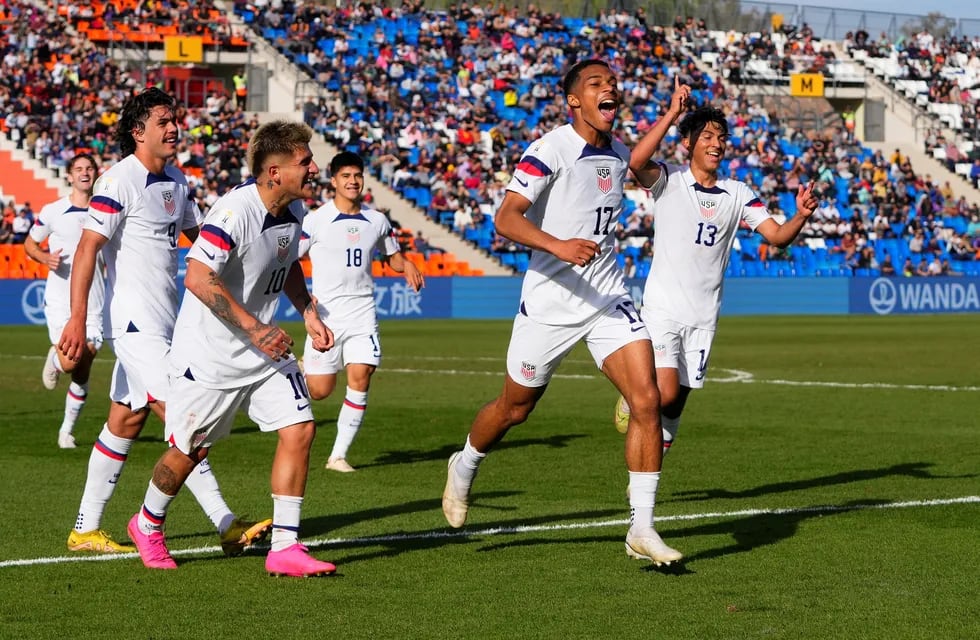 Estados Unidos goleó a Nueva Zelanda y se metió en cuartos de final. / AP