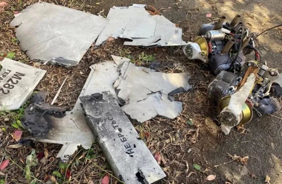 En esta foto se muestran partes de lo que las autoridades ucranianas dicen que es un dron iraní Shahed-136 que cayó en Járkiv. Foto: Web