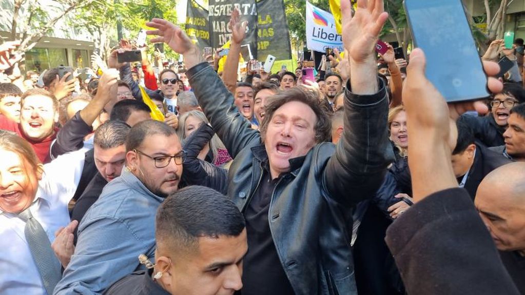 Cuando el libertario vino a Mendoza, respondió con un gesto de euforia y levantó las manos ante la gente que se acercó para saludarlo. Entre gritos empezó a arengar con "Milei presidente".