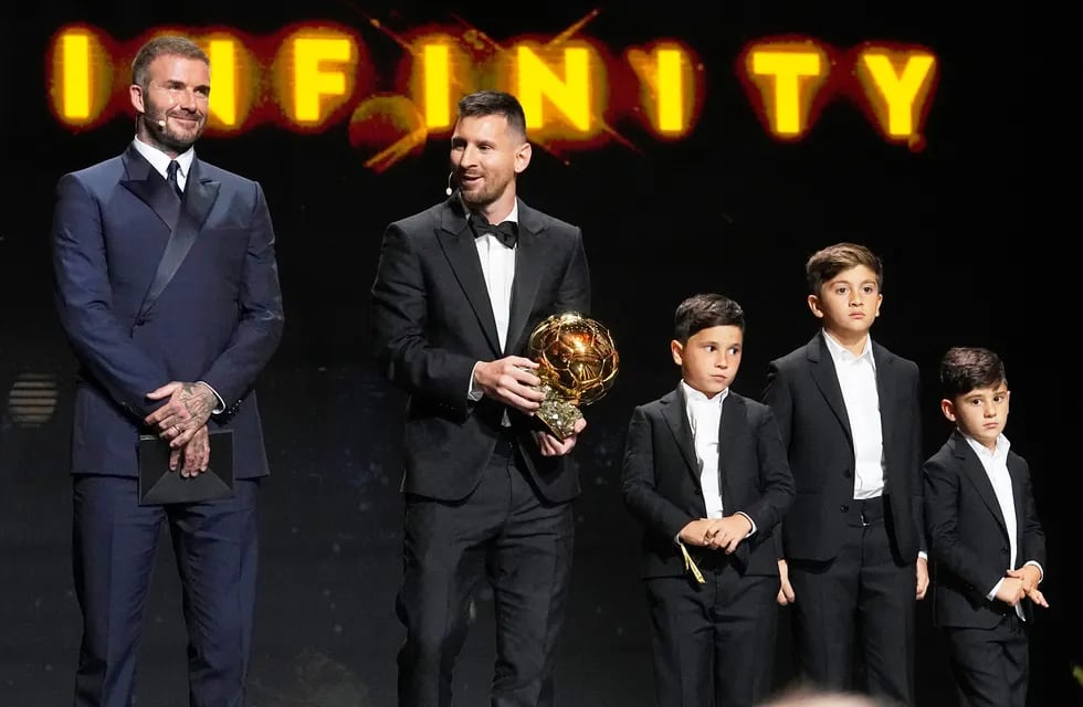 Lionel Messi y sus hijos en la gala del Balón de Oro. A su izquierda lo acompaña David Beckham, uno de los accionistas de Inter Miami. (AP)