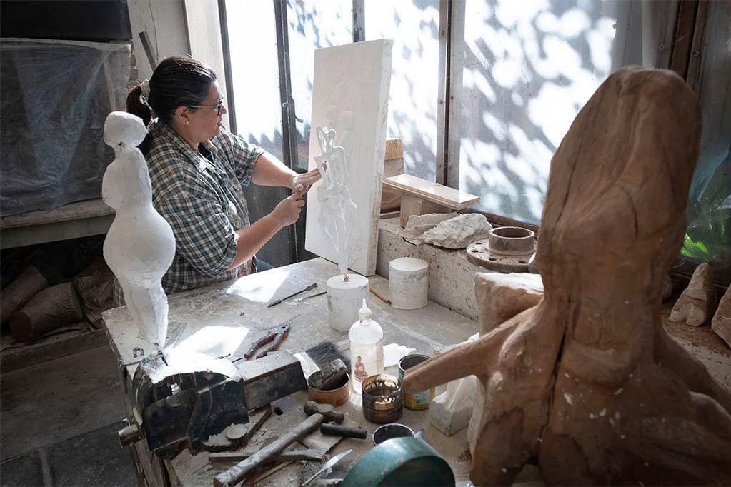Retratos de la escultora Rebeca Sarelli en su taller. 

Foto: Ignacio Blanco / Los Andes  