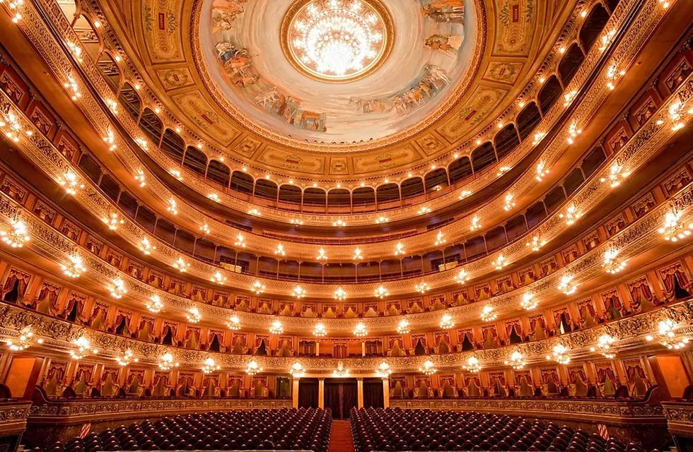Inaugurada el 25 de mayo de 1908, la máxima sala de ópera, ballet y conciertos nacional ha sido considerada como la mejor para la ópera en varias oportunidades.