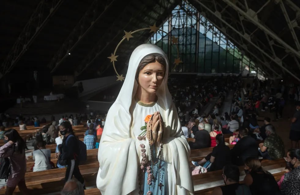 Día de la Virgen de Lourdes
Este 11 de febrero, como cada año miles de fieles y devotos de la virgen de Lourdes se hacen presente en este aniversario de su aparición a la Santa Bernardita.

Foto: Ignacio Blanco / Los Andes  