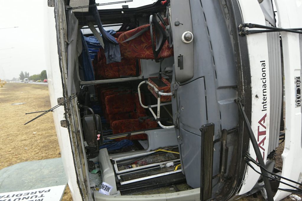 Volcó un micro con 22 pasajeros en el Acceso Sur: dos mujeres heridas. Orlando Pelichotti / Los Andes