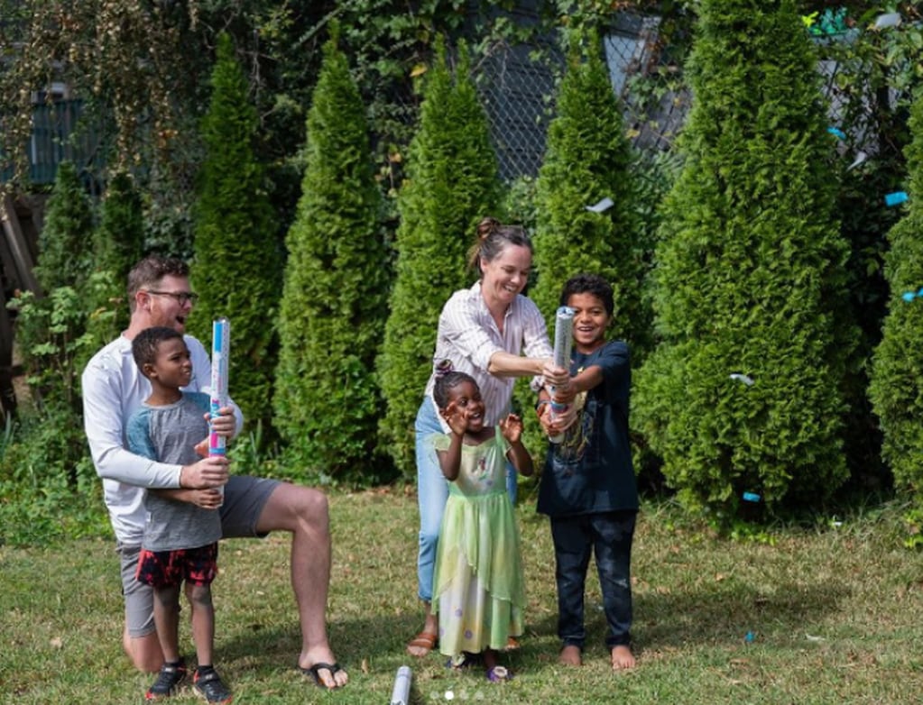 La familia Owens junto a tres de sus cuatro hijos en la fiesta de revelación de género. Foto: Brie Owens en Instagram