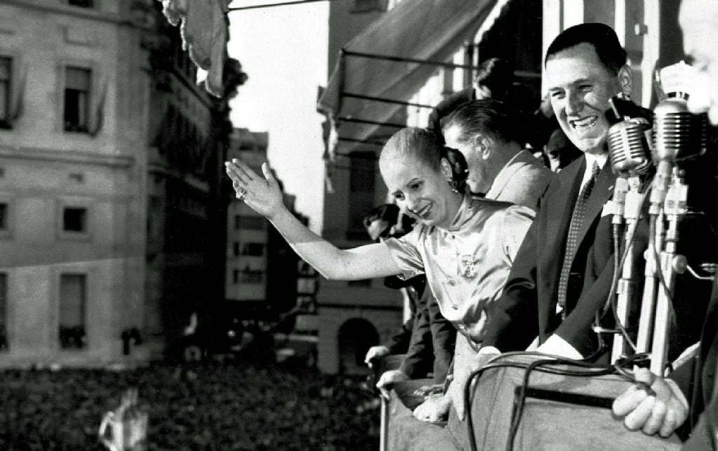 Juan Domingo Perón conoció a Eva María Duarte en la gala solidaria del 22 de enero de 1944, con la finalidad de ayudar a los damnificados del terremoto en San Juan. 