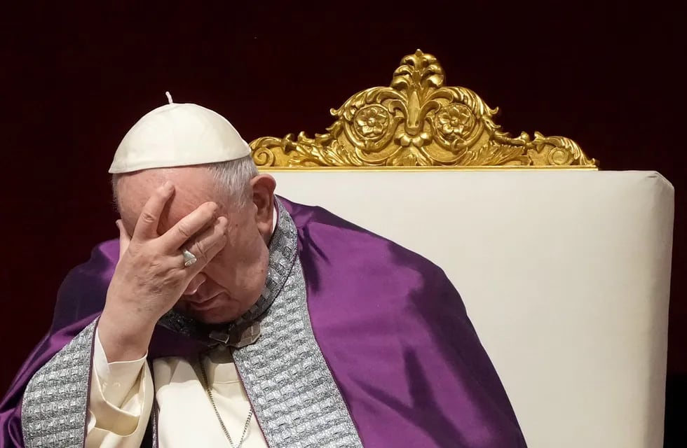 El Papa Francisco se enojó con una mujer que le pidió una bendición para su perro: “Señora, muchos niños sufren hambre”.
