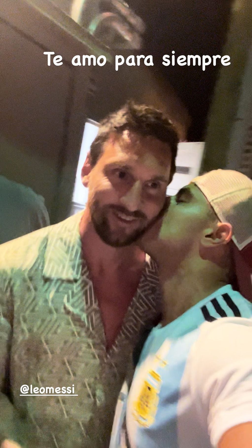 Un mendocino besó en el cuello a Lionel Messi en Miami y causó furor en las redes (Instagram @juaampifernandez)