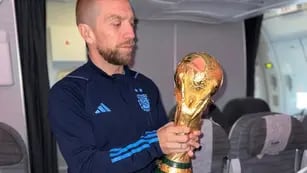 Papu Gómez con la Copa del Mundo