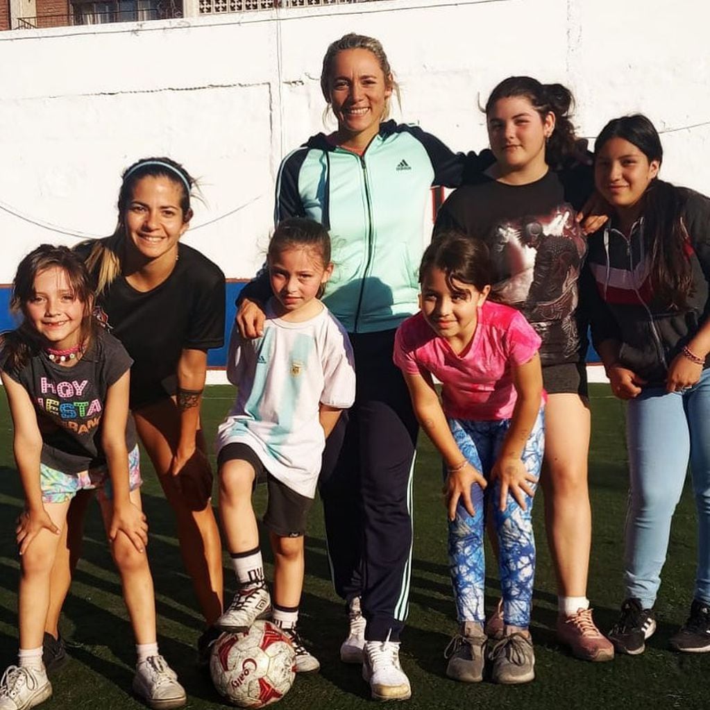Rocío Oliva y su academia de fútbol para niñas.