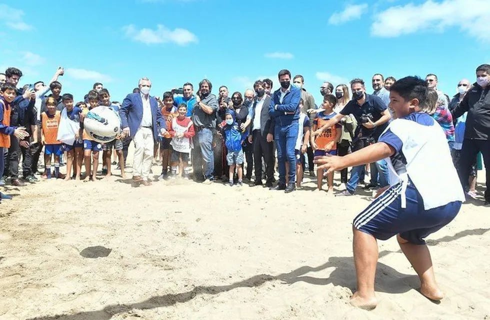 Alberto Fernández visitó una playa y se animó al fútbol