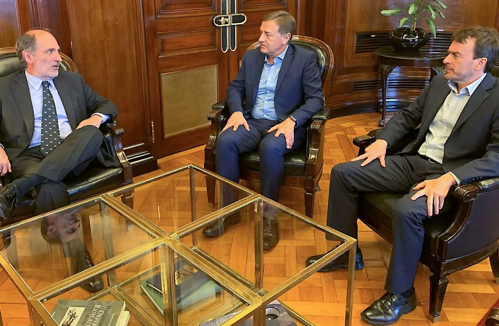 Primera charla. . El 16 de enero, Suárez, Nieri y el presidente del Nación Eduardo Hecker, iniciaron la renegociación de la deuda