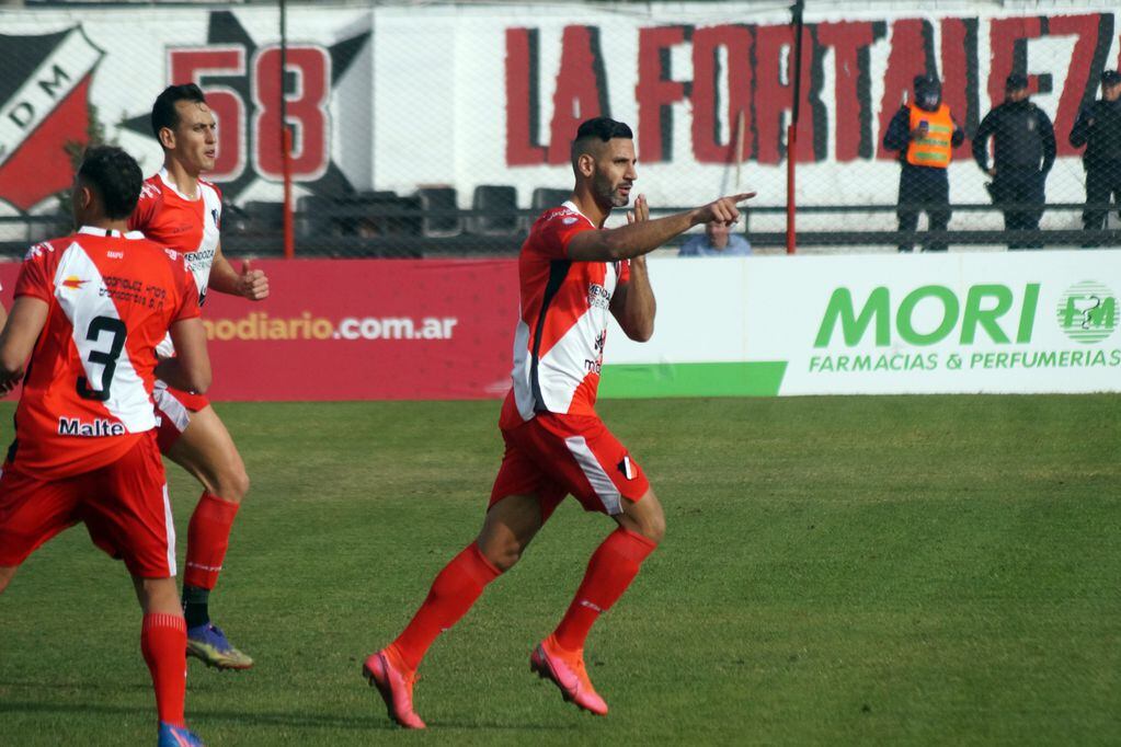 Damián de Hoyos festeja el gol del empate del Deportivo Maipú ante Riestra / Prensa Deportivo Maipú.