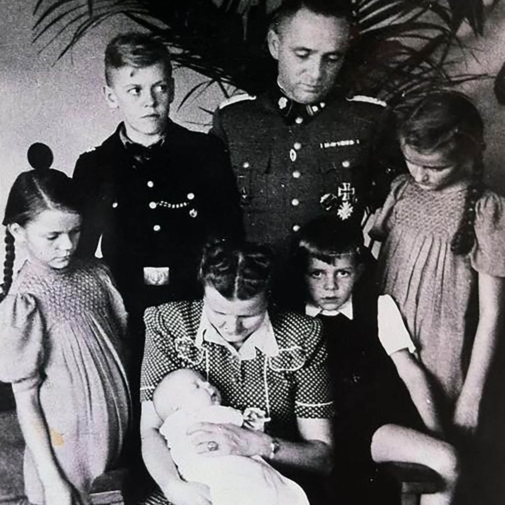 Rudolf Höss vivió con su familia -esposa y cinco hijos- en la casa que le correspondía como comandante en las afueras del campo de exterminio de Auschwitz.