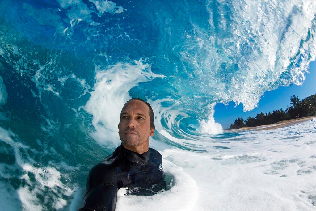 Clark Little se toma una selfie al fotografiar olas en la costa norte de Oahu, Hawái.