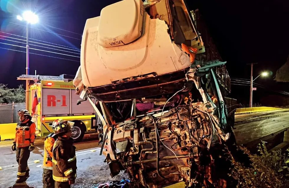 Un camión chocó a un colectivo mendocino en Chile. Foto: Bomberos Voluntarios de Montaña Uspallata Mendoza