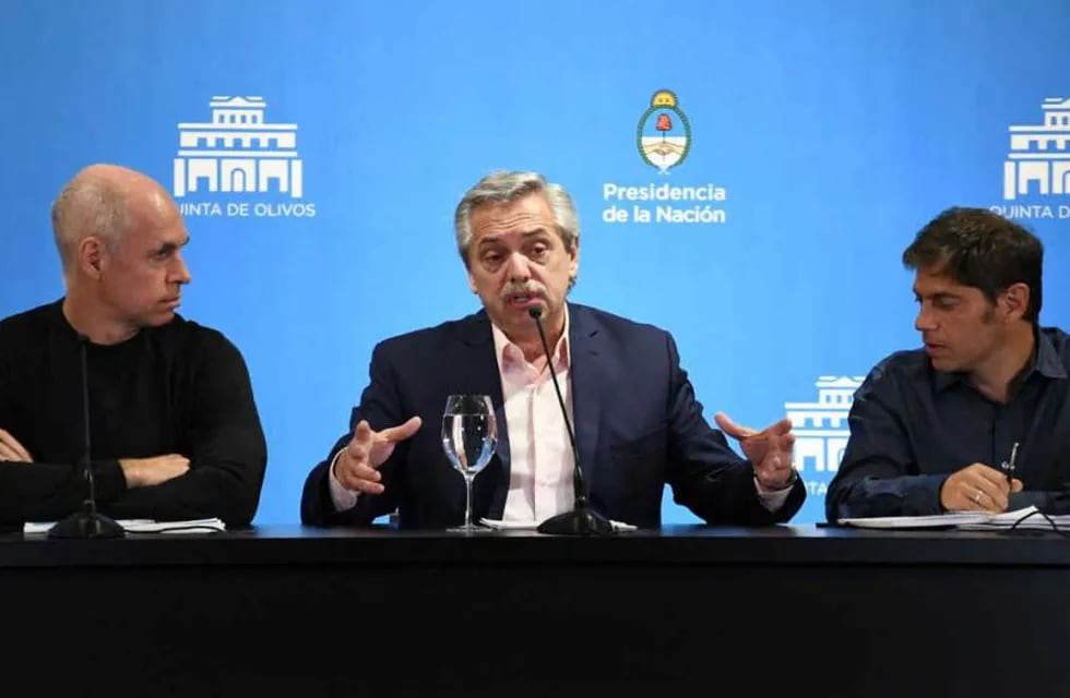 Horacio Rodríguez Larreta, Alberto Fernández y Axel Kicillof en la conferencia de prensa durante el inicio de la primera ola. (Archivo)