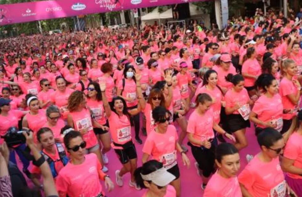 Más de 30.000 corredoras participaron este domingo en la Carrera de la Mujer, que pretende ayudar a visibilizar la lucha contra la violencia doméstica - EFE