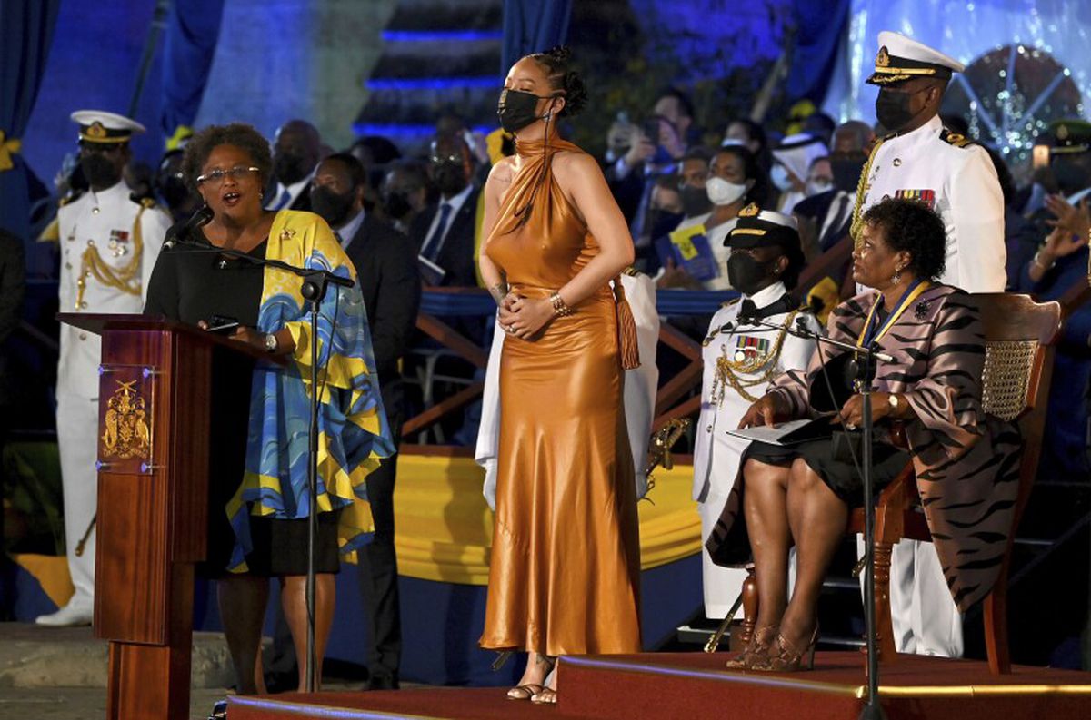 Rihanna en la ceremonia de asunción de la presidente de Barbados y recibiendo su nombramiento como "héroe nacional"