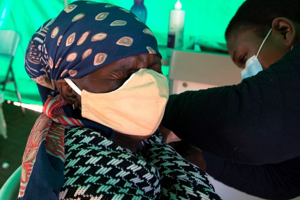 Un jubilado recibe la primera dosis de la vacuna Pfizer contra el coronavirus en Sudáfrica. (AP) 