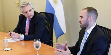 Alberto Fernández y su ministro de Economía, Martín Guzmán. (La Voz)