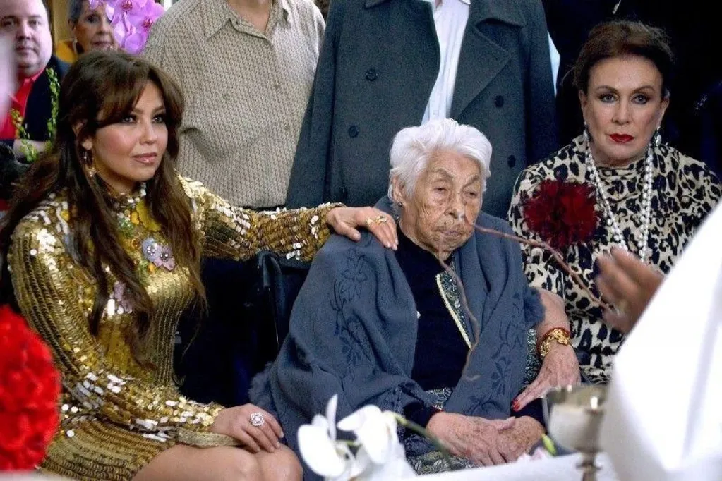 Thalía y Laura, con su abuela doña Mange