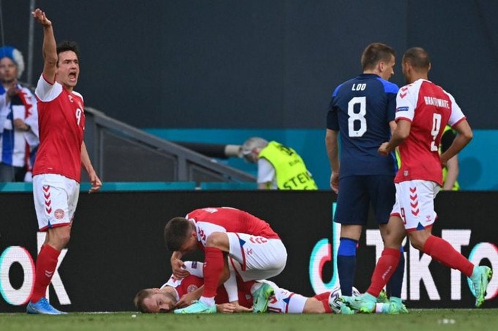 El momento en que Christian Eriksen cae al césped durante el partido de la Eurocopa 2020 frente a Finlandia. / Twitter @Mochima