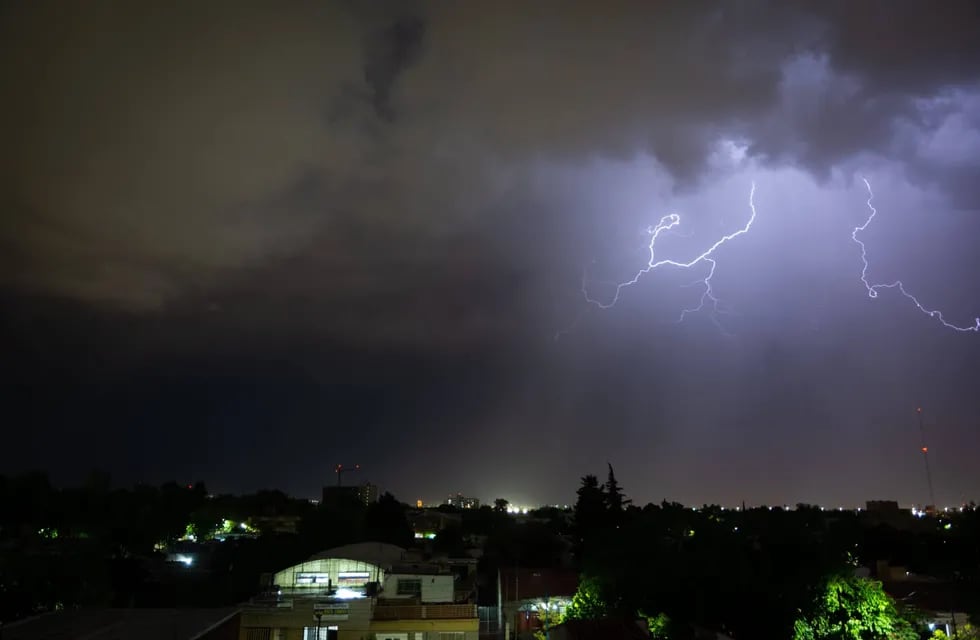 Tormenta en Mendoza: cayó lluvia y granizo el miércoles por la noche (Ignacio Blanco / Los Andes)