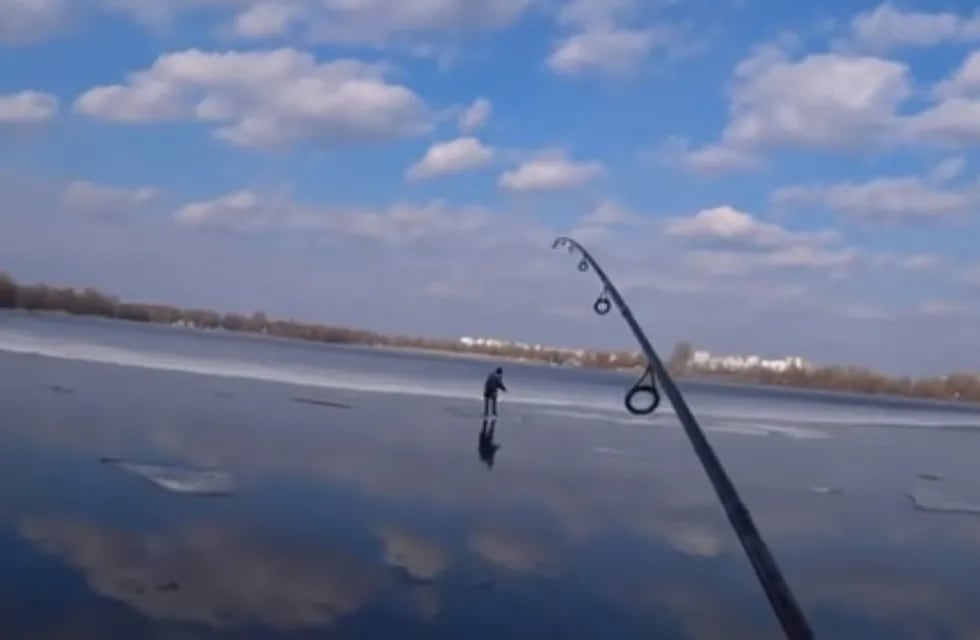 Un pescador encontró a un niño flotando sobre un témpano de hielo flotando en un río. Foto: Captura YouTube.