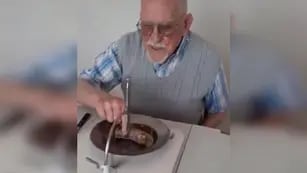 TikTok: tiene 95 años e inventó un dispositivo para que un amputado de una mano pueda usar los cubiertos para comer